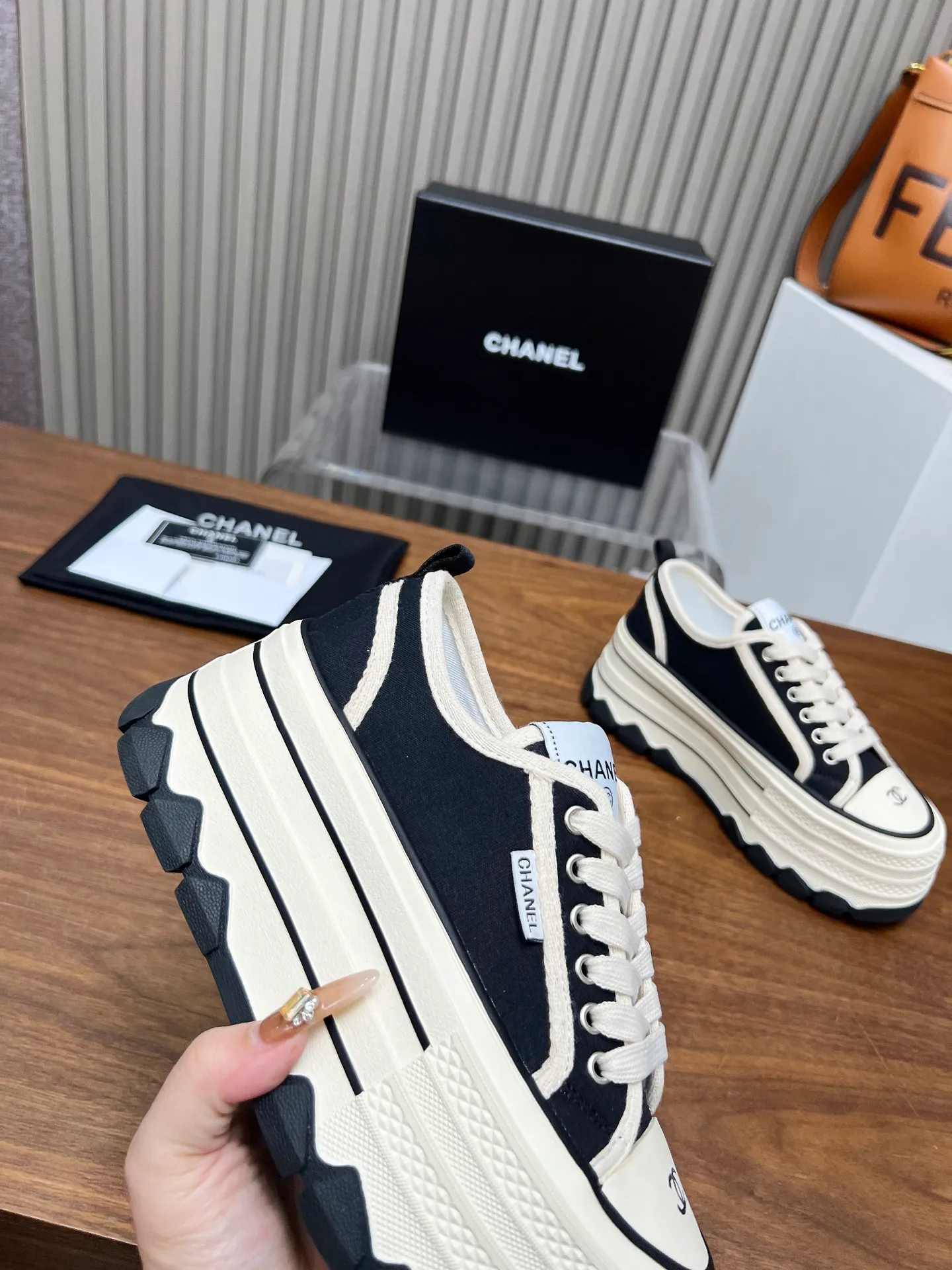 👟👟Ex-factory price 460👟👟 Top version, original quality! ! ! Chanel Chanel - 2025 biscuit shoes, the top casual sports shoes in the counter. This classic design; the style of the upper is made of various craftsmanship; the outsole is fashionable and sporty; the unusual inclusion of a variety of color matching elements... The diversified mix and match is very beautiful and versatile, casual, fashionable, sports and outdoor can be taken into account... ꫛꫀꪝ Go➫ Material: ❶Upper made of: original canvas ❷Inside made of: sheepskin ❸Outsole based on: Original TPU combination outsole, counter quality packaging, complete set for women 35–40